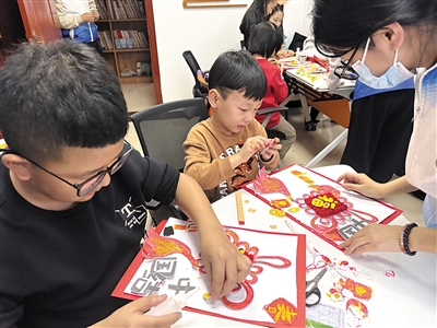 孩子们制作传统创意画。孙露摄 孩子们制作传统创意画。孙露摄