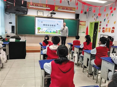 平城区十七校举行安全教育主题班会。丁亚琴摄