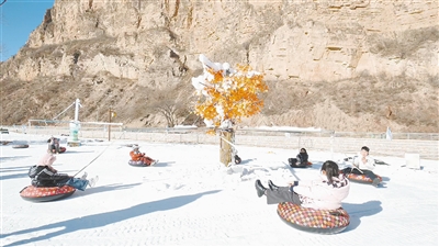 组图说明：桃花山景区冬季冰雪嘉年华为游客打造了一个充满欢乐的冬季娱乐场所。曹飞摄