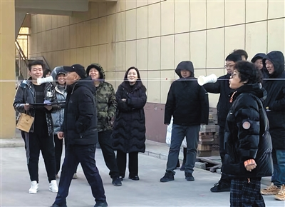 图为团队接力吹纸杯挑战。郑林摄