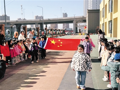 平城区实验幼儿园大庆园的小朋友们开学了。田雁摄