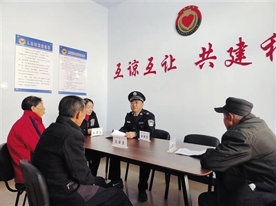 魏官元（右二）耐心调解村民纠纷。苑捷摄