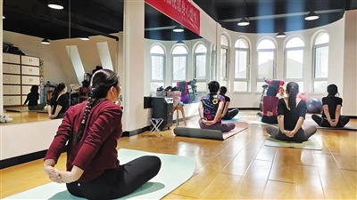 在社区活动室里，居民通过积分换取瑜伽公益课，丰富了居民的文化生活。于宏摄