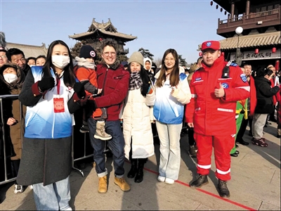 大学生志愿者与外国友人合影。孙露摄