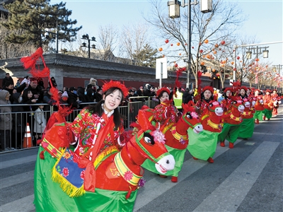 平城区精心组织社火花车巡游吸引了众多市民、游客驻足观看。戎禹仁摄