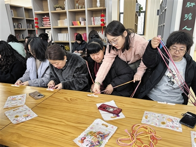 老师向居民传授编织技法。段雨萌摄