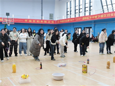 投掷套圈项目火热进行。郑林摄