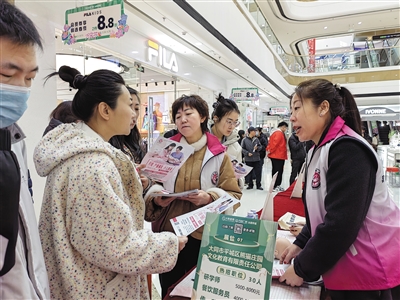 图为在招聘会现场，求职者咨询岗位用工情况。张志忠摄
