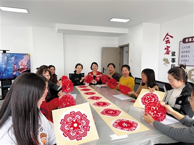 民德社区剪纸课堂。段雨萌摄