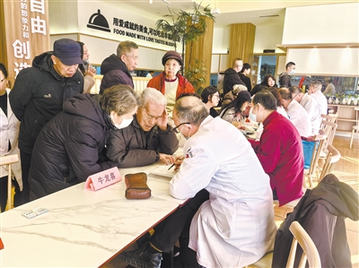 图为医护人员为居民做检查、进行诊断。韩堃摄
