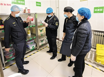 市场监管工作人员开展食品安全检查。张志忠摄