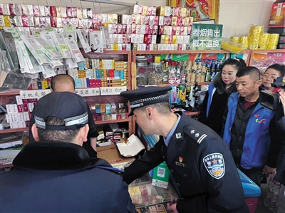 民警深入商铺开展走访活动。段雨萌摄