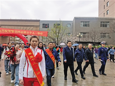 一等功臣送奖到家。锦秀摄