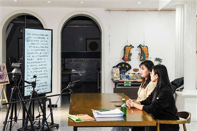 社区工作人员正在开展线上直播消费宣传。韩堃摄