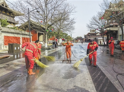 图为环卫工人正在清洗古城街道。张志忠摄
