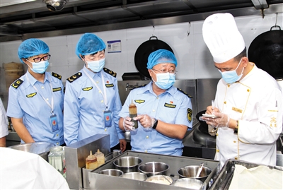 图为平城区市场监管局工作人员正在检查餐饮安全。张鑫摄 图为平城区市场监管局工作人员正在检查餐饮安全。张鑫摄