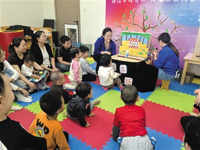 老师给孩子们表演《魔法糖果店》。韩堃摄