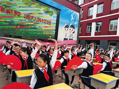 学生们正在进行课桌舞比赛。丁亚琴摄