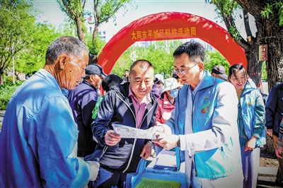 工作人员向市民普及科技知识。韩堃摄