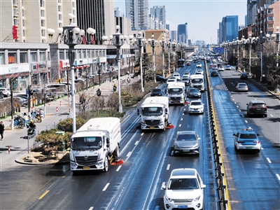 机器清洗道路。邸东芳摄