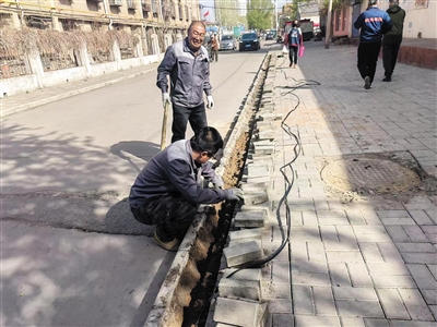 图为工作人员对辖区排查发现的问题进行专业处理。曹飞摄