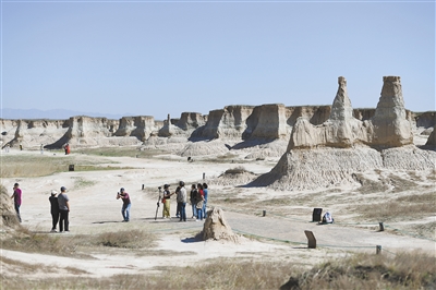 图为游客在大同土林地质公园参观游览。于宏摄 图为游客在大同土林地质公园参观游览。于宏摄