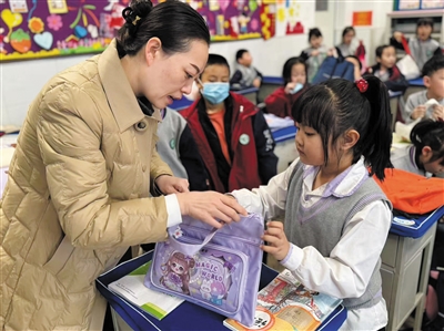 平城区47校老师教授学生科学收纳方法。田雁摄