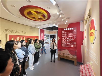 平城区组织团员青年参观大同青年运动史展览馆。孙露摄