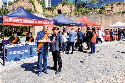 5月14日，平城区残联携手多家爱心医疗机构在明城墙遗址广场开展公益助残活动。韩堃摄