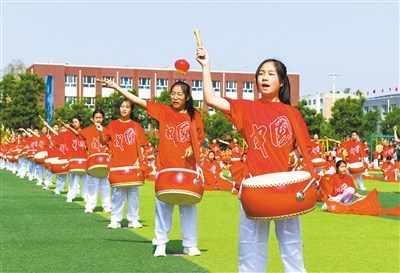 图为锣鼓方队展现昂扬精神风貌。戎禹仁摄
