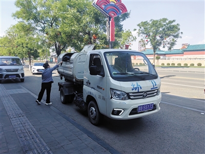 环卫人员上门收集垃圾保障清洁。邸东芳摄 环卫人员上门收集垃圾保障清洁。邸东芳摄