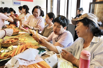 妇女们编织黄花工艺品。宋芳摄