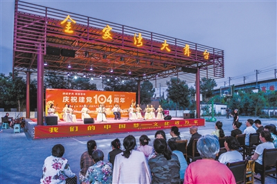 图为二胡合奏《众手浇开幸福花》。韩堃摄 图为二胡合奏《众手浇开幸福花》。韩堃摄