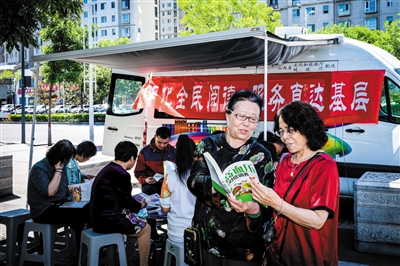 图为“流动图书车”在明堂公园门口开展服务。韩堃摄 图为“流动图书车”在明堂公园门口开展服务。韩堃摄