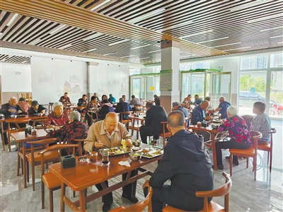 图为老人们在享用营养均衡的午餐。苑捷摄