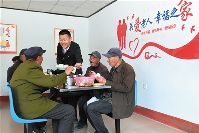 谢士庄村日间照料中心，工作人员正在为老人们安排午饭。于宏摄