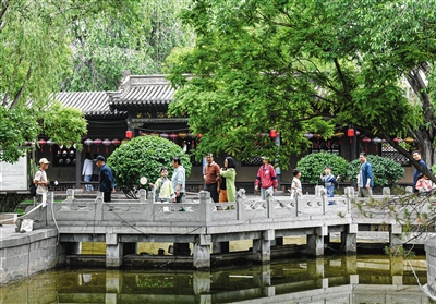 6月1日是端午假期第二天，大同古城热度持续攀升，华严寺、九龙壁、纯阳宫等景点人潮涌动，迎来客流高峰。图为游客在纯阳宫西花园游览。戎禹仁摄