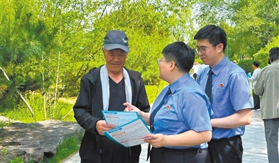 检察人员发放宣传资料。孙露摄
