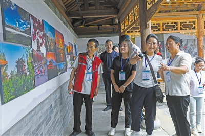 图为新荣区新时代文明实践志愿服务骨干培训班学员在平城区参观学习。于宏摄 图为新荣区新时代文明实践志愿服务骨干培训班学员在平城区参观学习。于宏摄