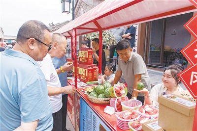 供销大集上，云冈区御乐园种植的吊瓜凭借圆润的外形和清甜多汁的口感成为焦点，吸引众多市民驻足选购。申力摄