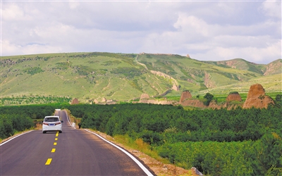 图为长城一号旅游公路（新荣段）。苑捷摄