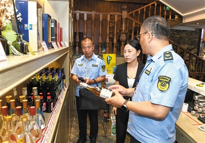 图为平城区市场监管局工作人员在大同古城某餐饮店检查是否亮证经营、明码标价,并进一步规范价格行为。戎禹仁摄 图为平城区市场监管局工作人员在大同古城某餐饮店检查是否亮证经营、明码标价,并进一步规范价格行为。戎禹仁摄