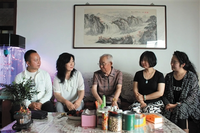 “七一”前夕，平城区10校领导走访慰问学校离退休老党员。图片由校方提供