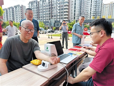 社区居民在进行健康检查。郑林摄 社区居民在进行健康检查。郑林摄