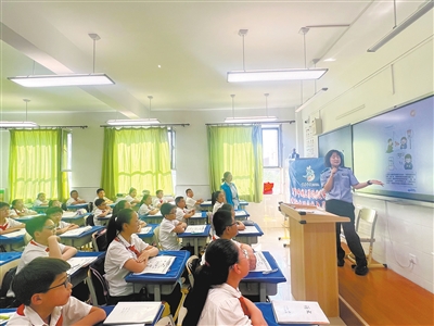 图为公安民警向小学生传授反诈知识。（图片由平城区23校五洲分校提供）