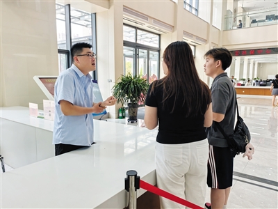 工作人员悉心为群众服务。图片由平城区医保中心提供