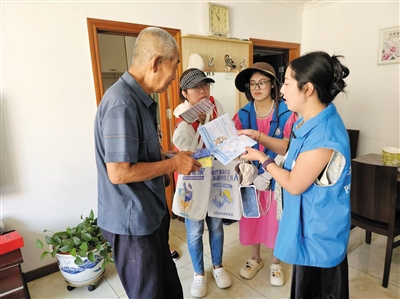 桃园社区工作人员为辖区退役军人送去党和政府的关怀与温暖。曹飞摄 桃园社区工作人员为辖区退役军人送去党和政府的关怀与温暖。曹飞摄