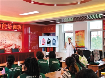 护工培训班学员正在认真上课。郑林摄