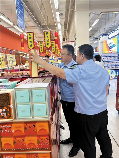 工作人员在商超对食品进行安全查验。张志忠摄