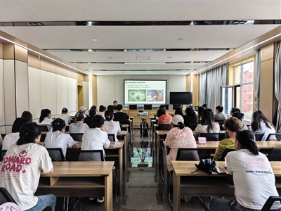 辖区女性居民正在认真聆听讲座。郑林摄